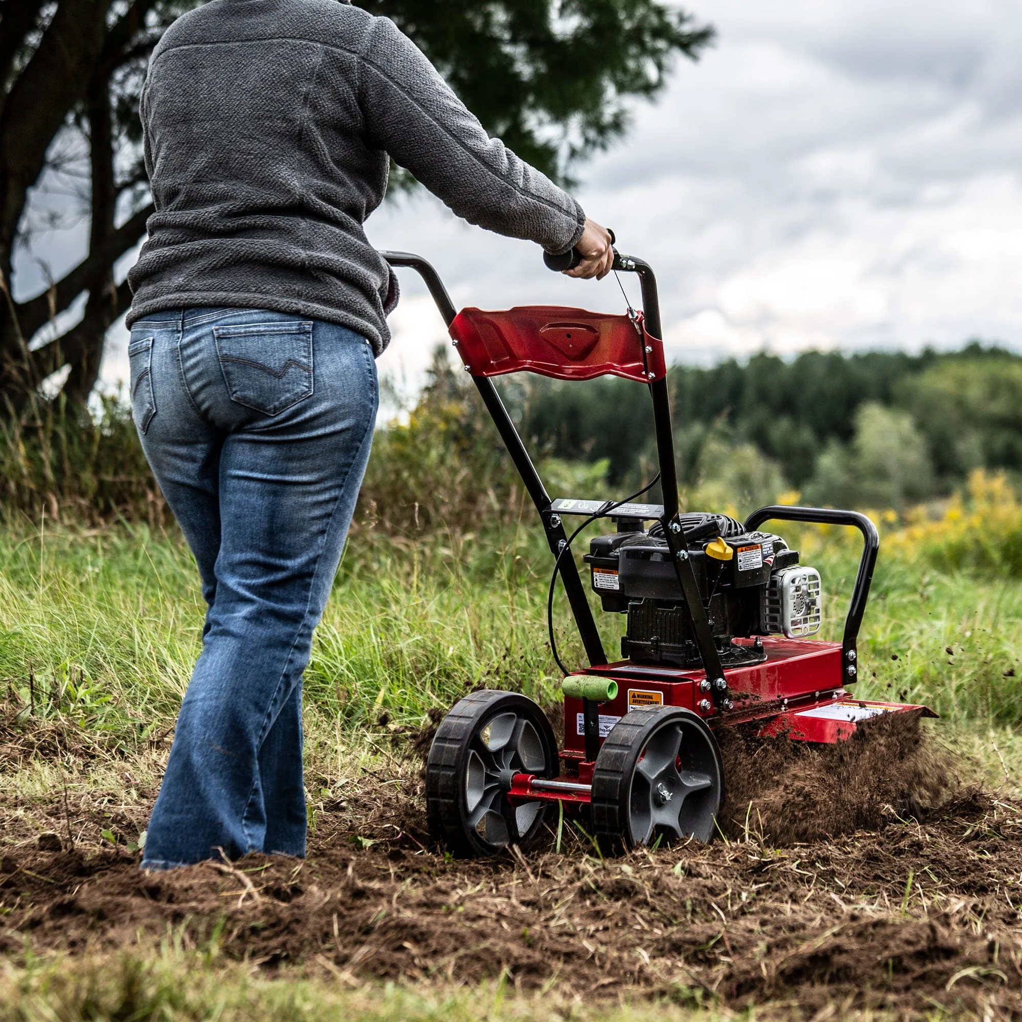 Earthquake Badger Front Tine Tiller, Powerful 140cc 4 - Cycle Briggs and Stratton Engine, Two - Position Wheel Assembly, Adjustable Tilling Width, Model: 38040