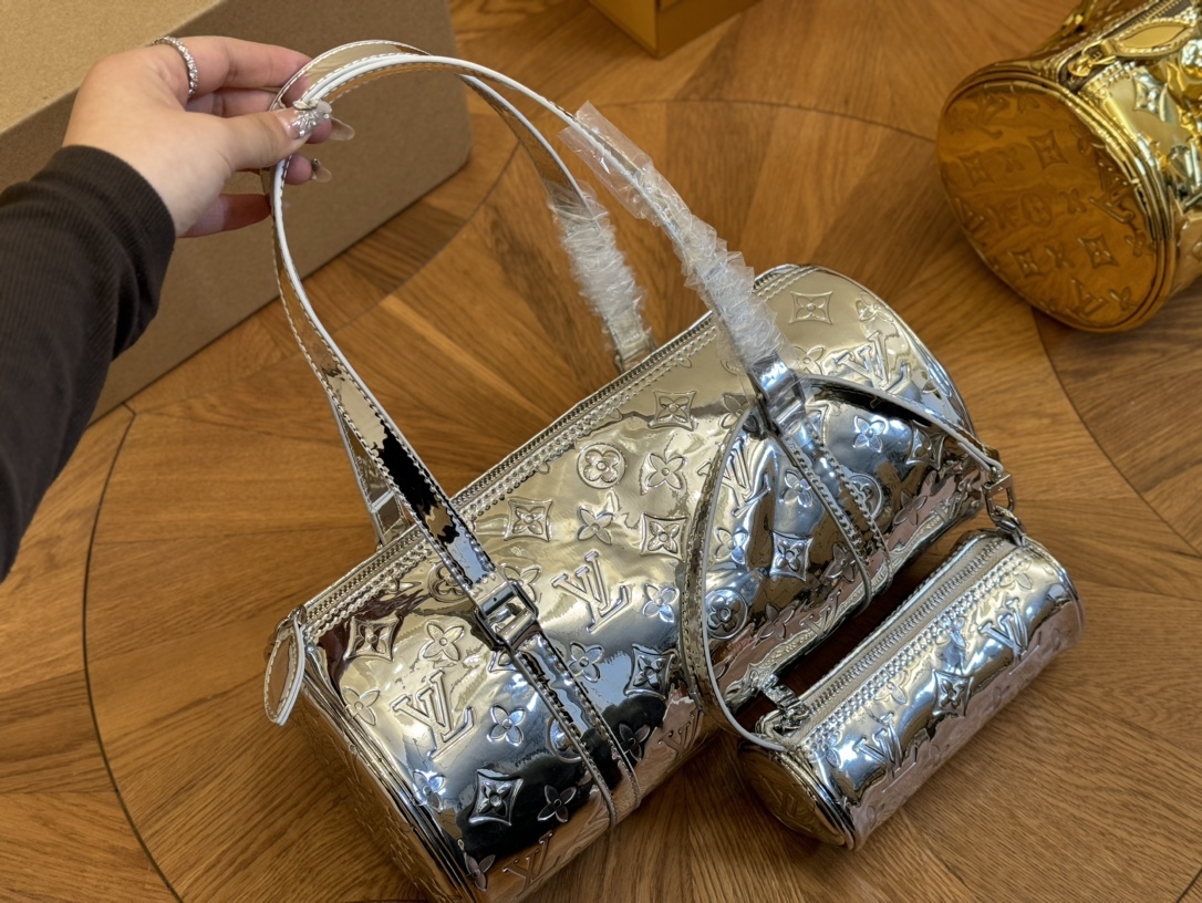 Louis new arrival men and women bag size : 30*15cm