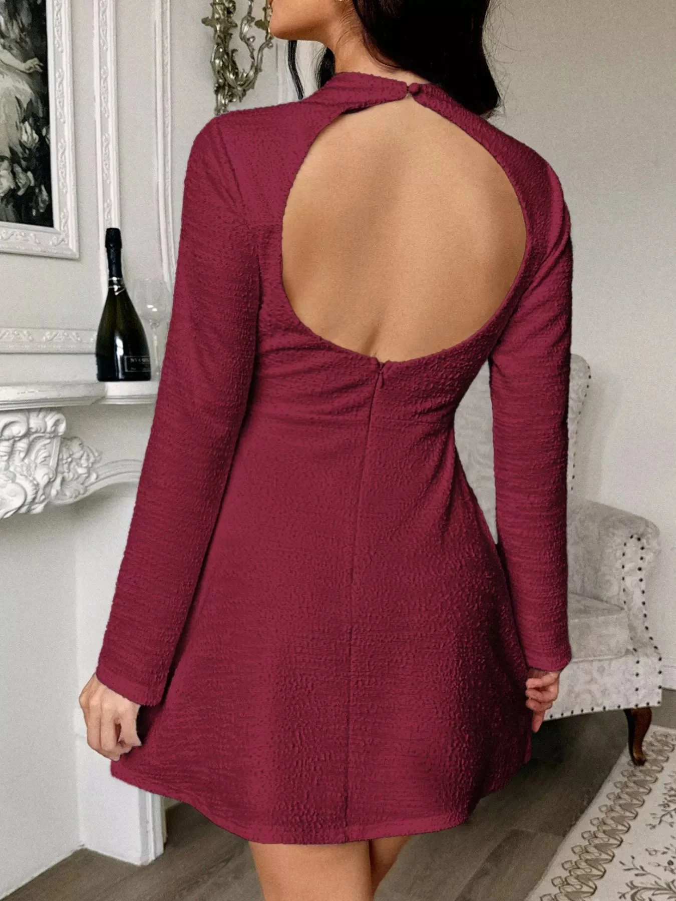 Robe courte à manches longues avec dos ajouré