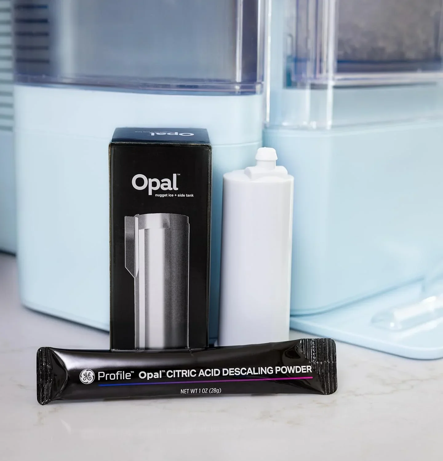 Machine à glaçons GE Profile Opal 2.0 XL avec réservoir de 3,8 litres (1 gallon) et glaçons en pépites croquantes à croquer.