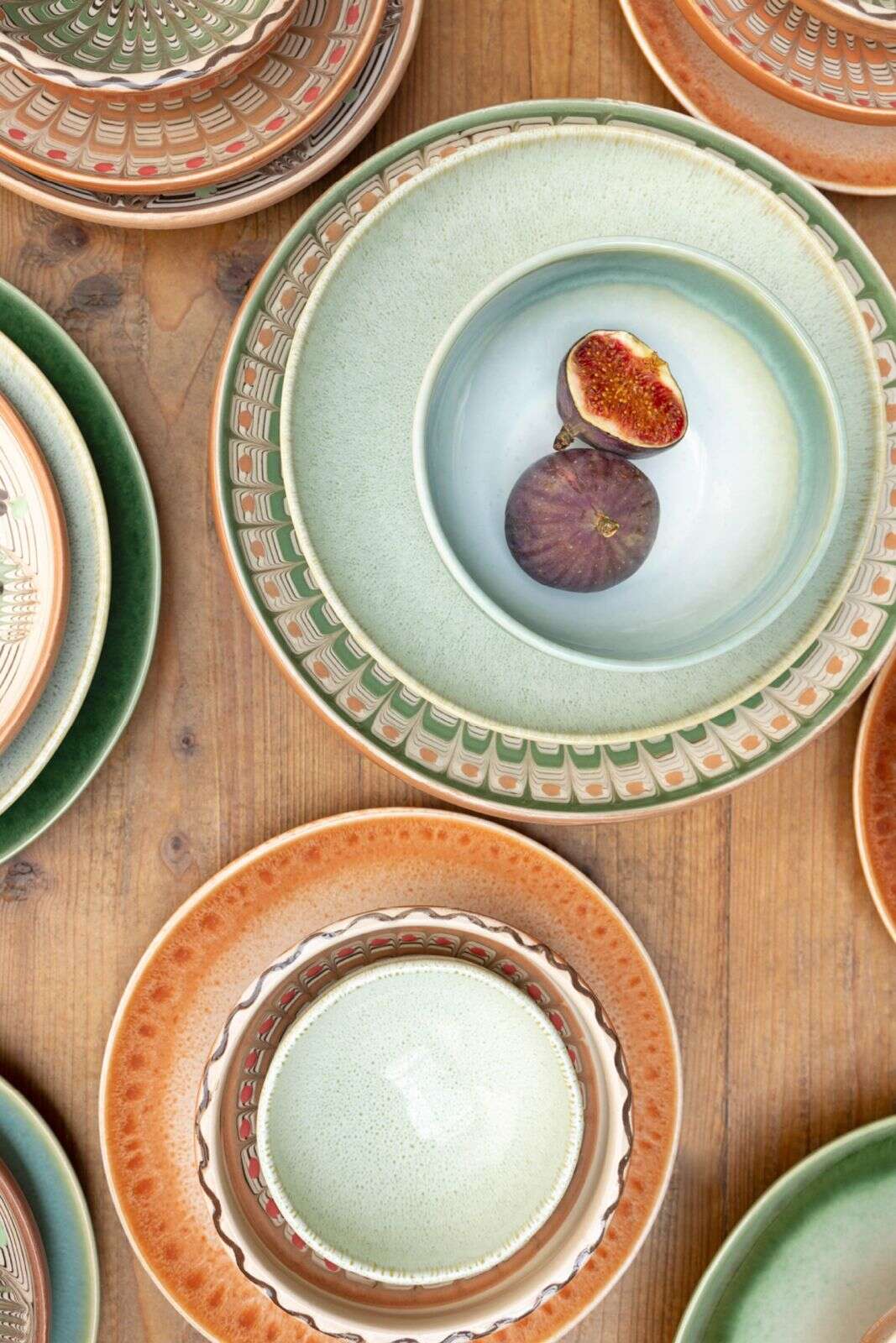 Lichtgroene kom van glanzend keramiek