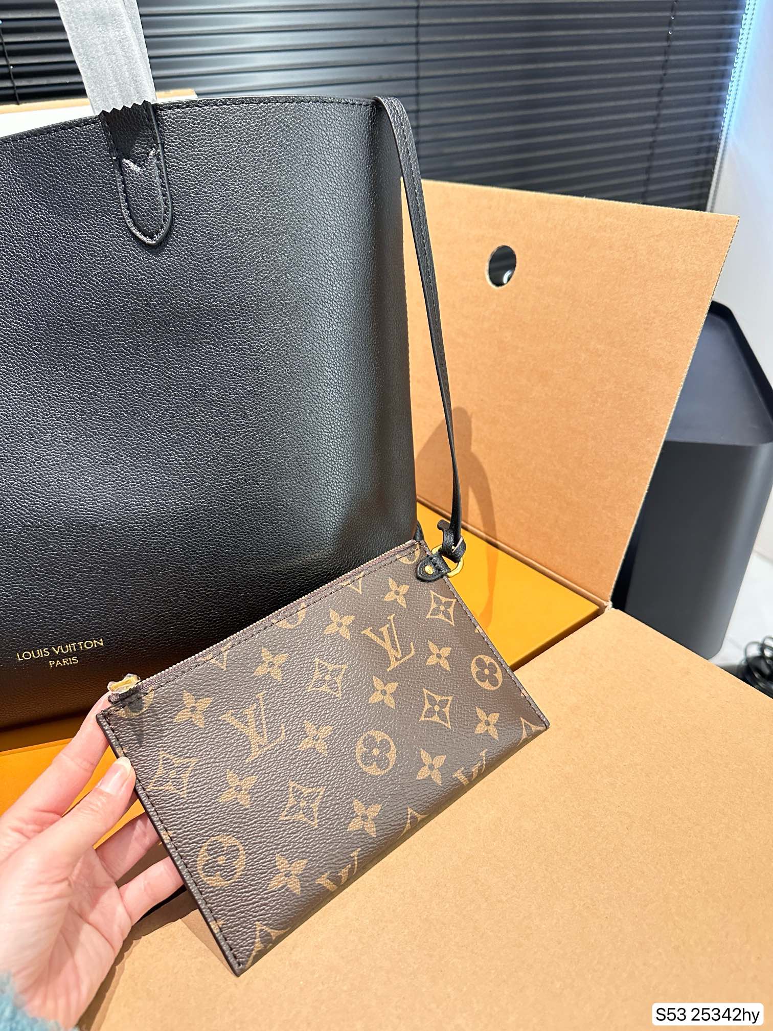 Louis new arrival lock hobo tote bag size��47 * 31 cm