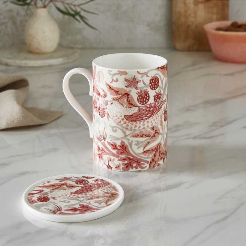 Morris & Co kopp og coaster-sett Strawberry Thief Madder