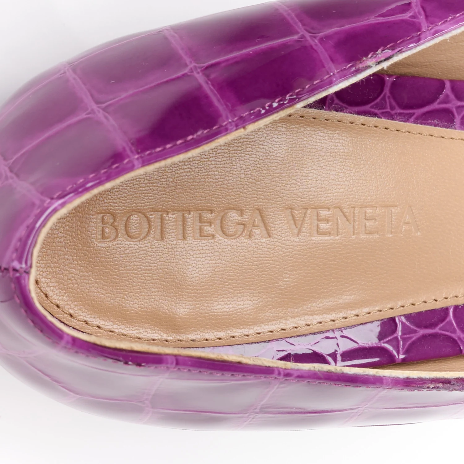 Gloss Calfskin Crocodile Embossed Punta Wedge Heels 40 Venom