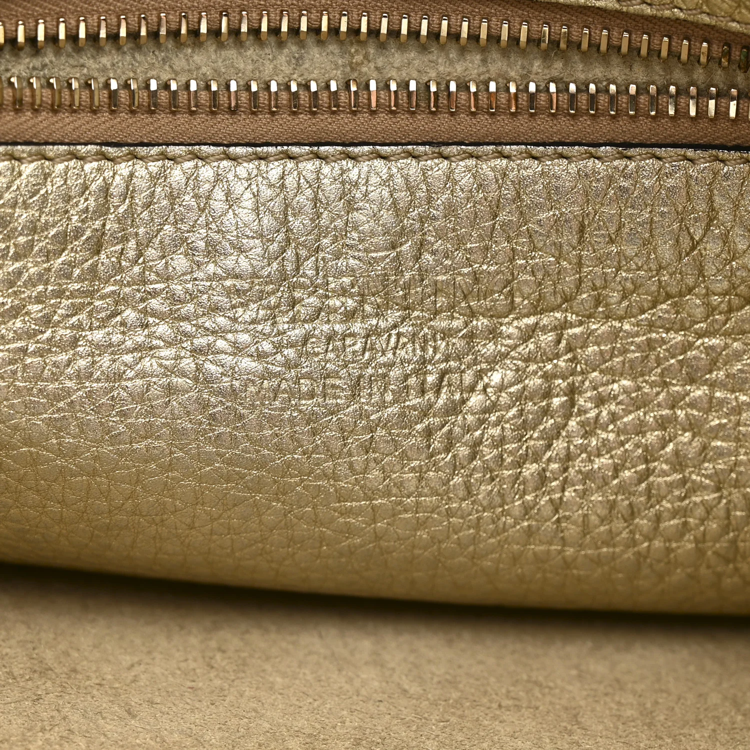 Metallic Pebbled Calfskin Small Rockstud Flip-Lock Messenger Bag Platino
