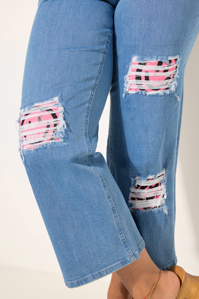 Jeans with wide legs and distressed details