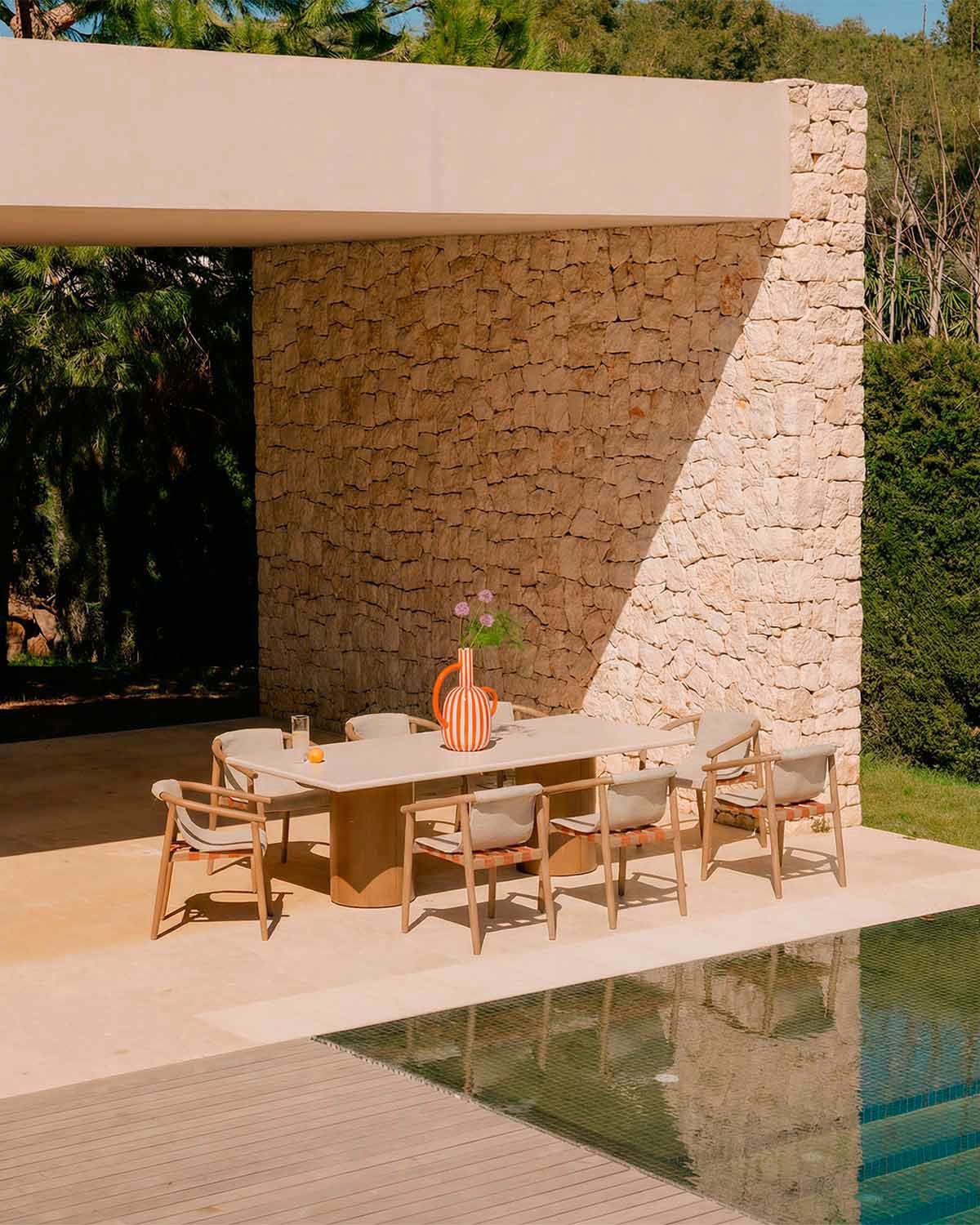 Set Eneiza - Clhoti - Set de Mesa Rectangular de Cemento Eneiza (230x110 cm) y 8 Sillas con Reposabrazos de Madera Clhoti de Exterior