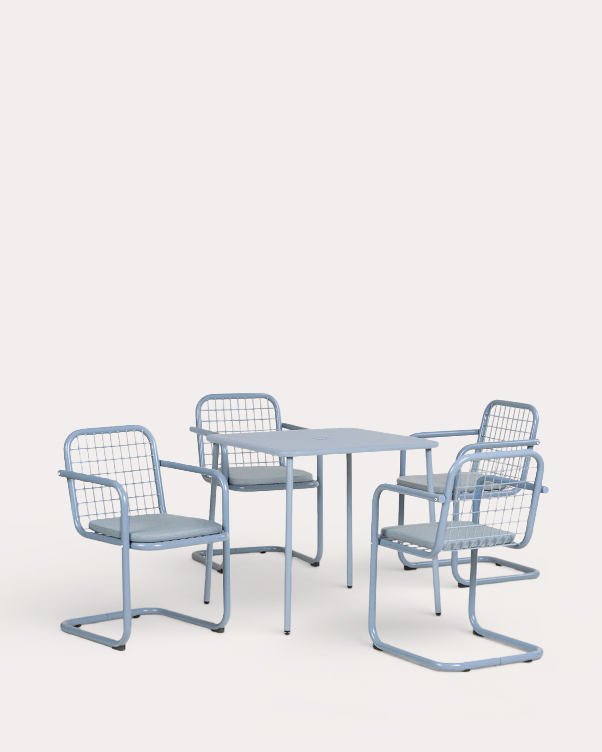 Set Mijail - Biaritz - Set de Mesa Cuadrada (78x78 cm) Mijail y 4 Sillas con Resposabrazos de Metal Biaritz de Exterior