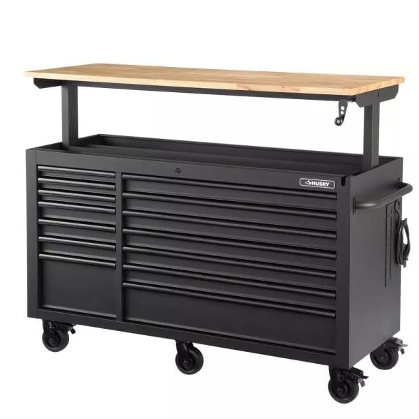 Établi mobile robuste de 157 cm de large avec 14 tiroirs profonds et coffre à outils, finition noir mat et plateau en bois massif à hauteur réglable.