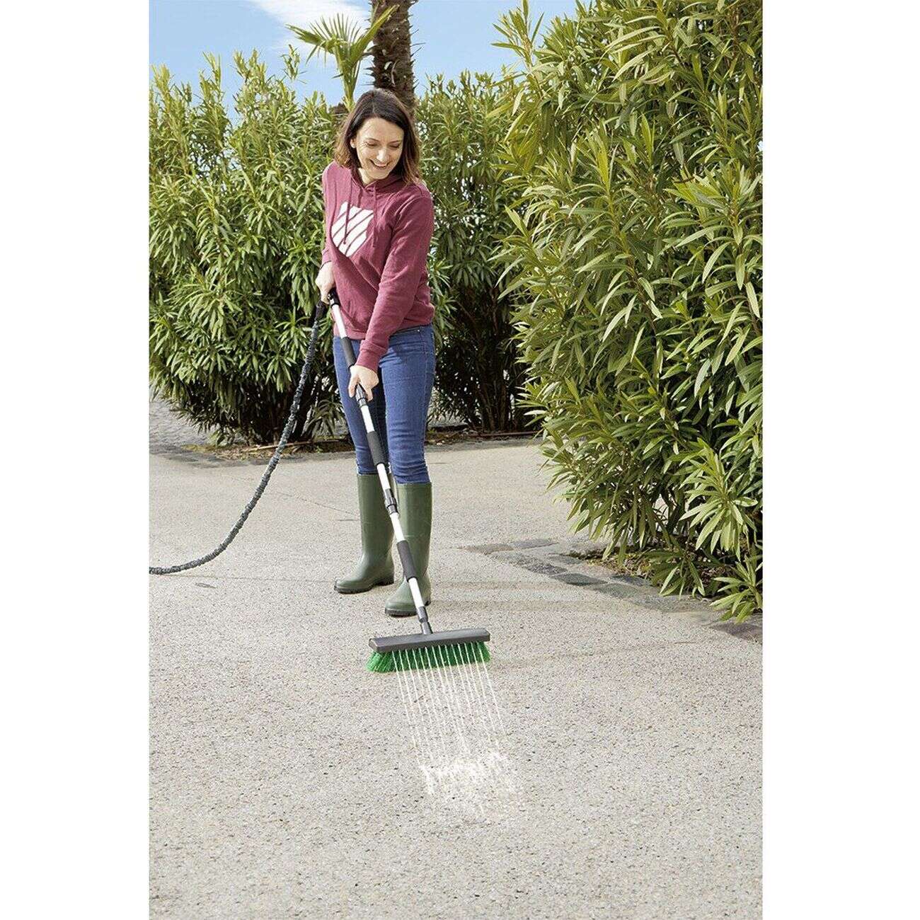 Balai brosse avec raccord pour tuyau d'eau