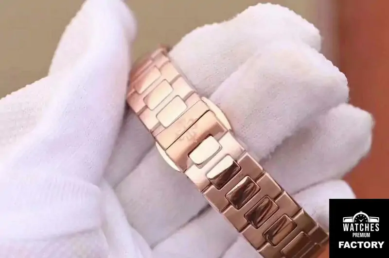 Patek Philippe Nautilus Ladies 7010 / 1R-011 Silver Dial