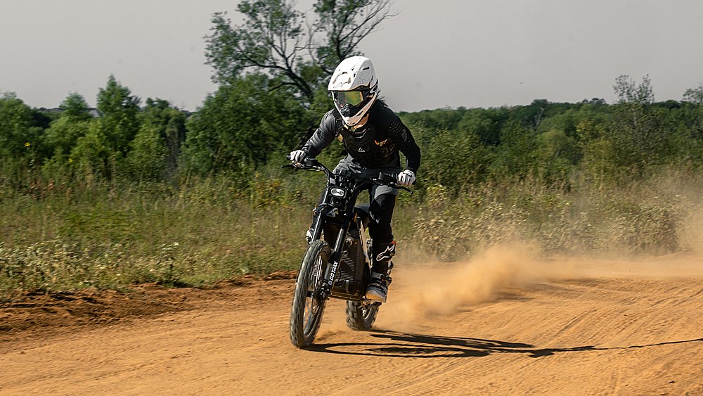 GoTrax - Moto tout-terrain électrique Everest avec une autonomie maximale de 80 km et une vitesse maximale de 85 km/h
