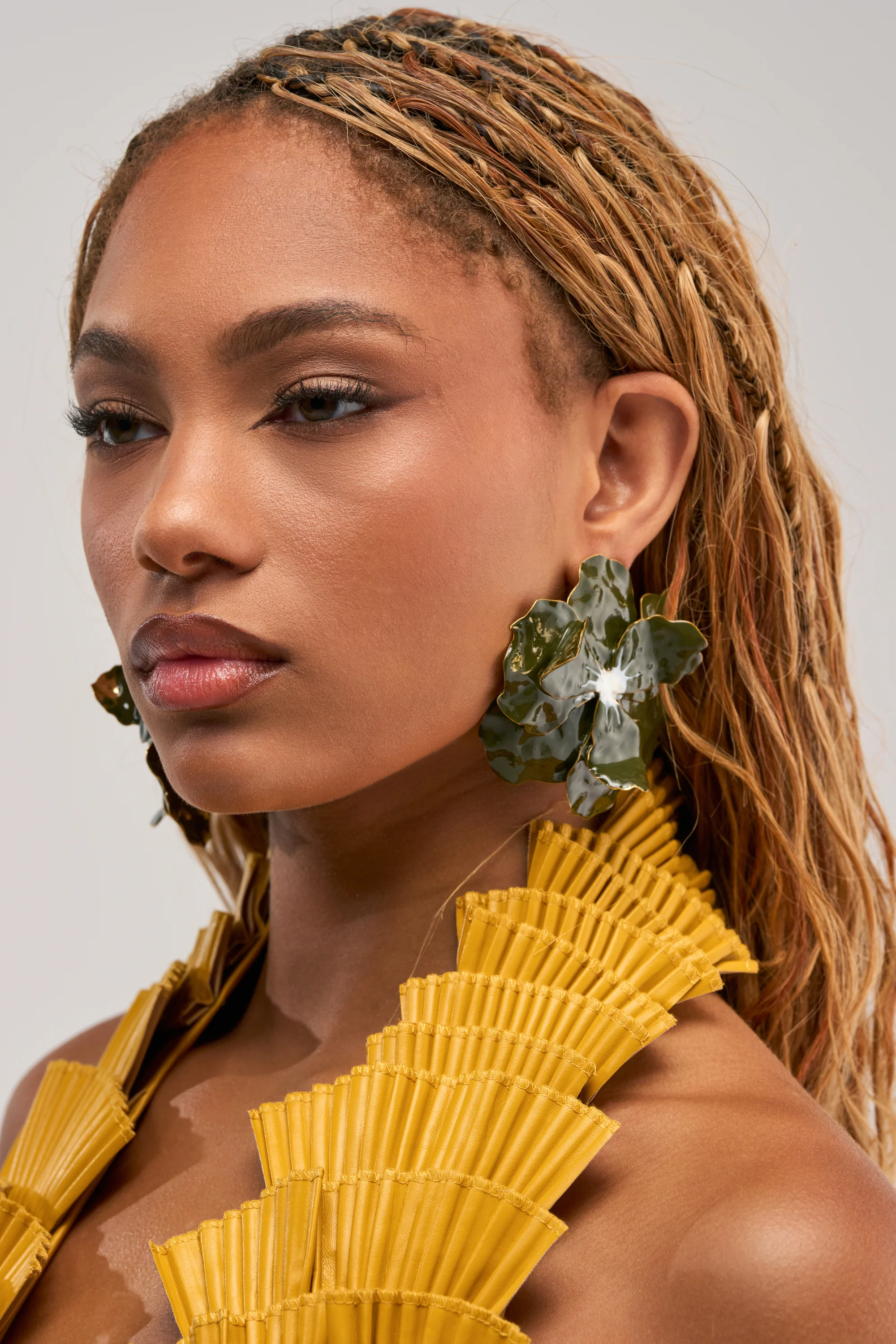 DREAMING BIG OLIVE EARRING - Akira Store