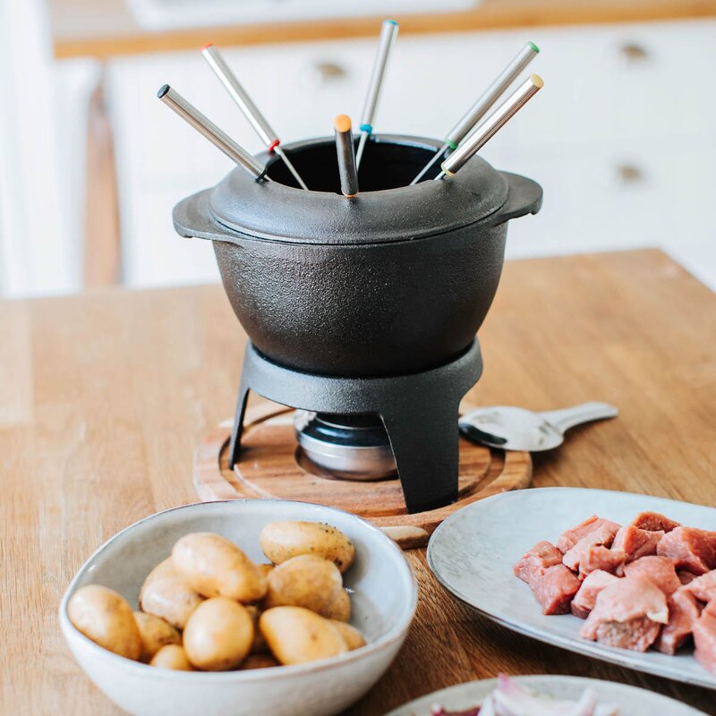 Foni fondue støpejern med treplate 18x18 cm 1,8L svart
