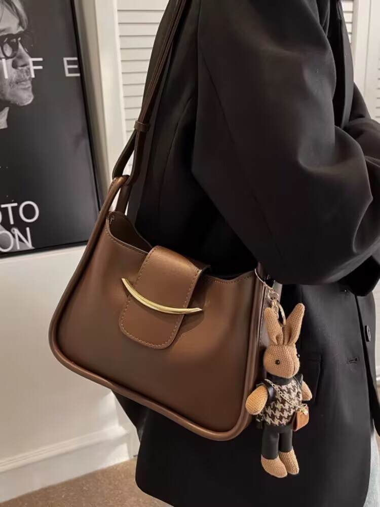 2025年流行のレディースバッグ、新作高級感あるニッチな軽奢華ショルダーバッグ、2024年トレンドで使い勝手の良いクロスボディバッグ。