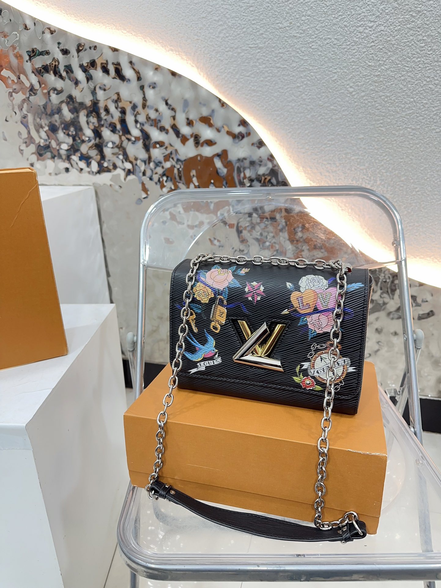 Louis new arrival TWIST bag size??23 * 16 cm