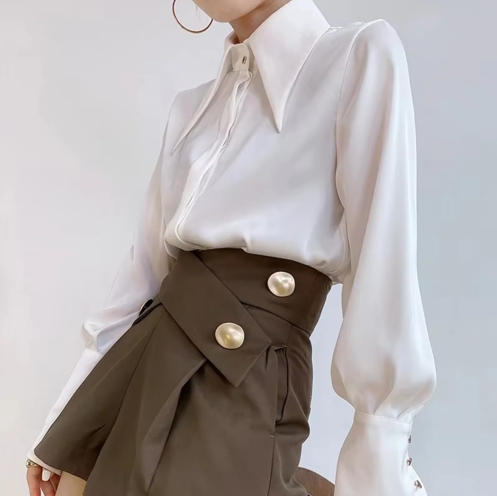Chemisier en satin uni pour femmes avec col moderne et poignets à boutons