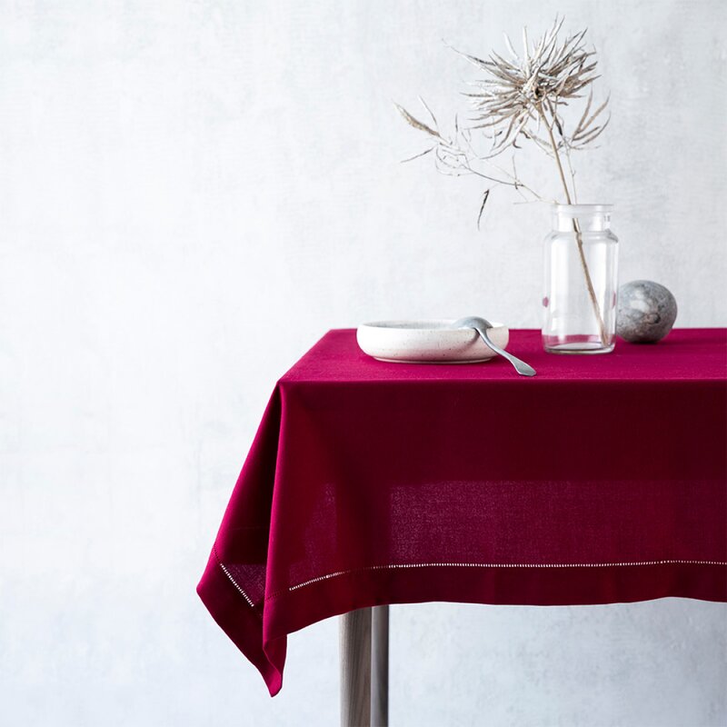 Duk med brodert hullsøm 240x140 cm mørkerød