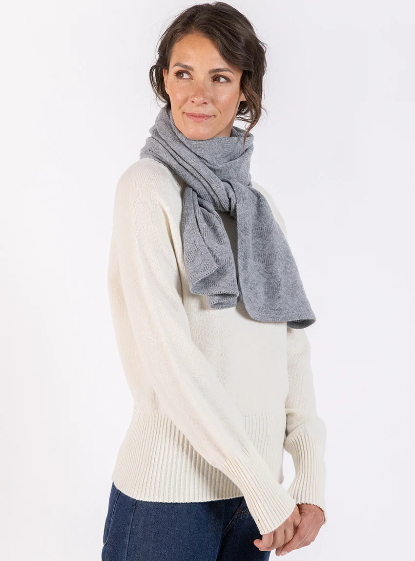 Echarpe en cachemire gris élégant