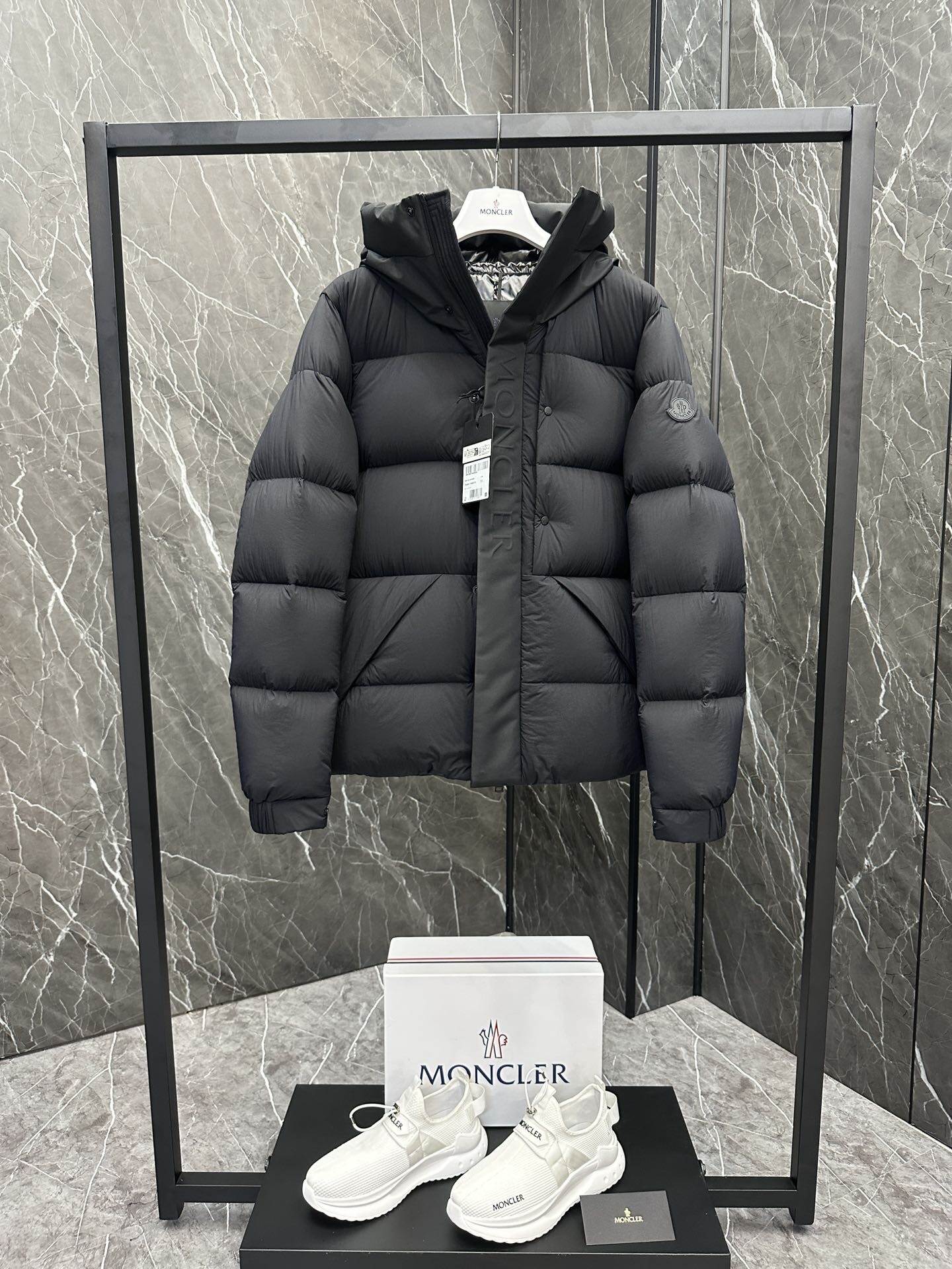 【公式認定ストア】MONCLER  Madeira モンクレール 定番ダウンコート 限定発売中！多くの著名人やセレブに愛用されています! 爆買い！即完売必至