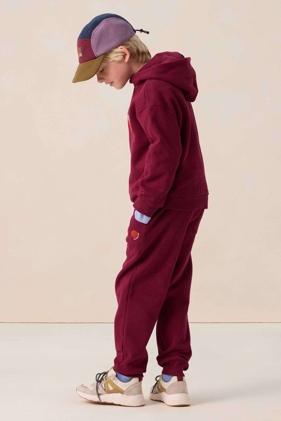 Donkerrode hoodie met artwork