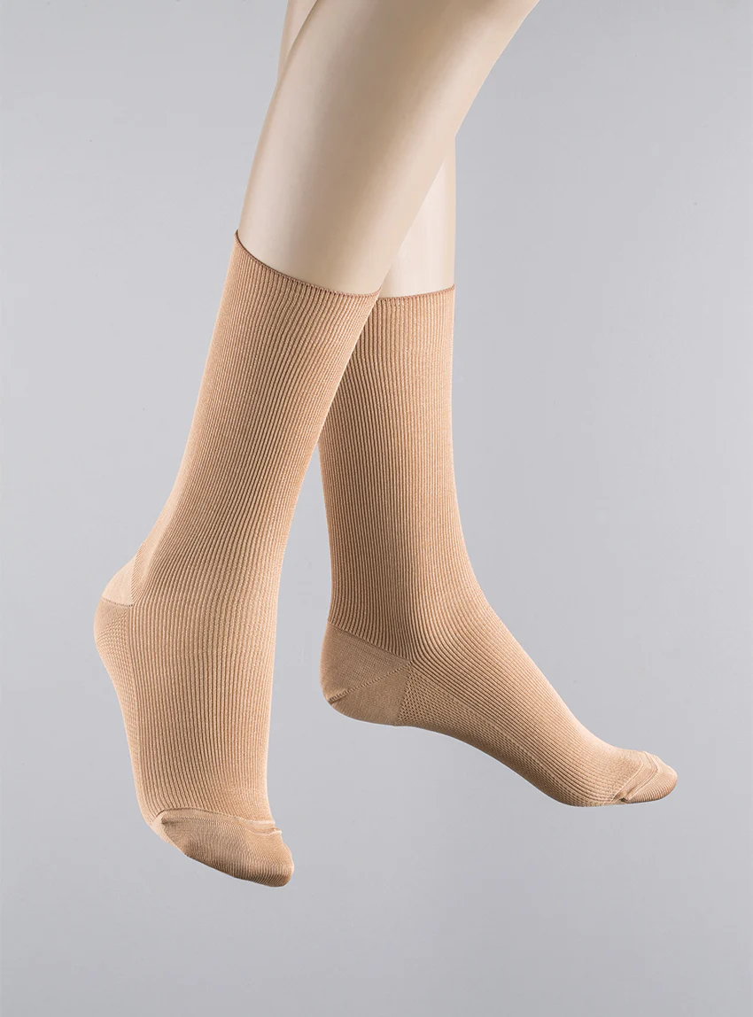 Mi-chaussettes fines en coton beige