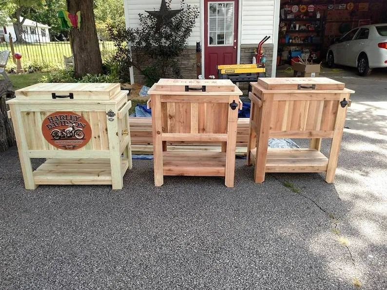 Support pour glacière en cèdre vieilli de 48 pintes (environ 45 litres) tout temps, avec drain en laiton, ouvre-bouteille et récupérateur de capsules, refroidisseur à bière.