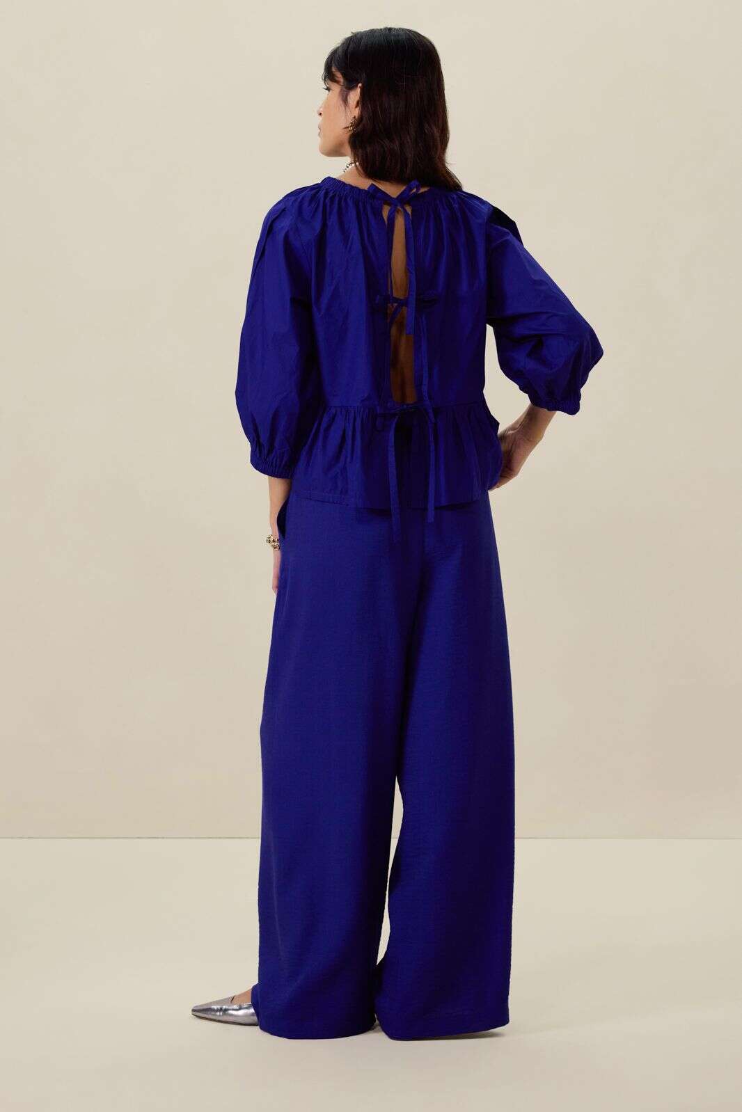 Donkerblauwe top met ruffle