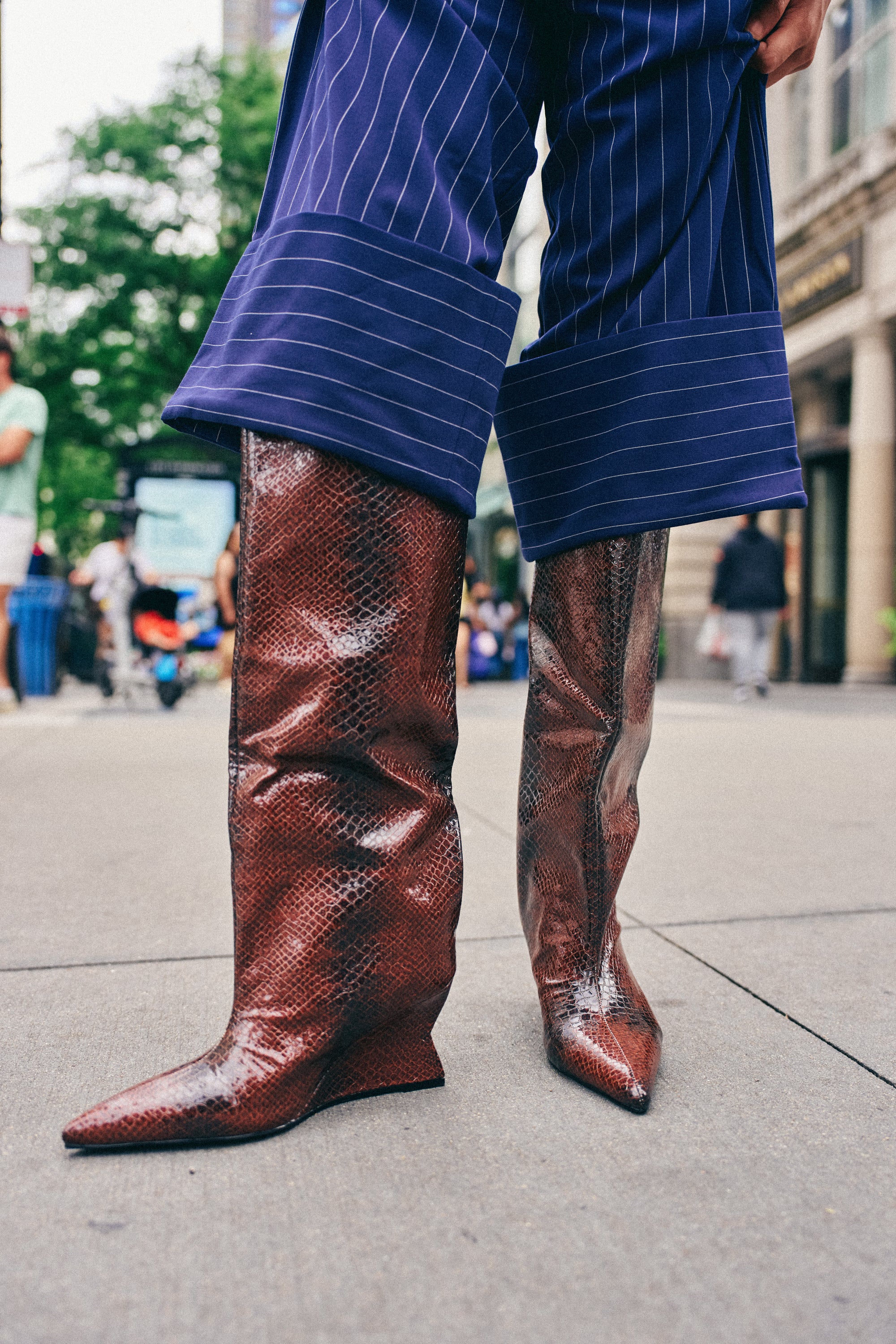 AZALEA WANG BRUN BROWN SNAKE WEDGE BOOT - Akira Store