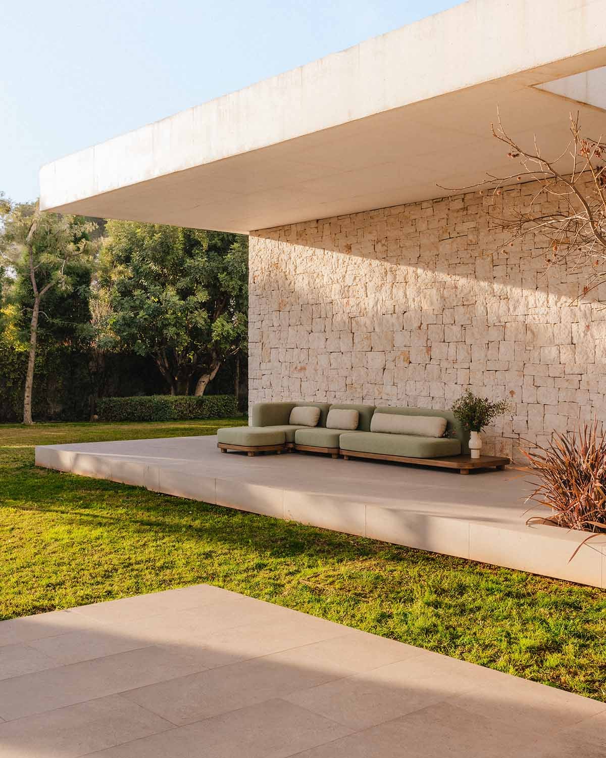 Redik - Sofá Modular de Jardín 3 Piezas Módulo Sofá, Módulo Central y Módulo Esquinero con Módulo Puff de Madera de Acacia y Tela Redik