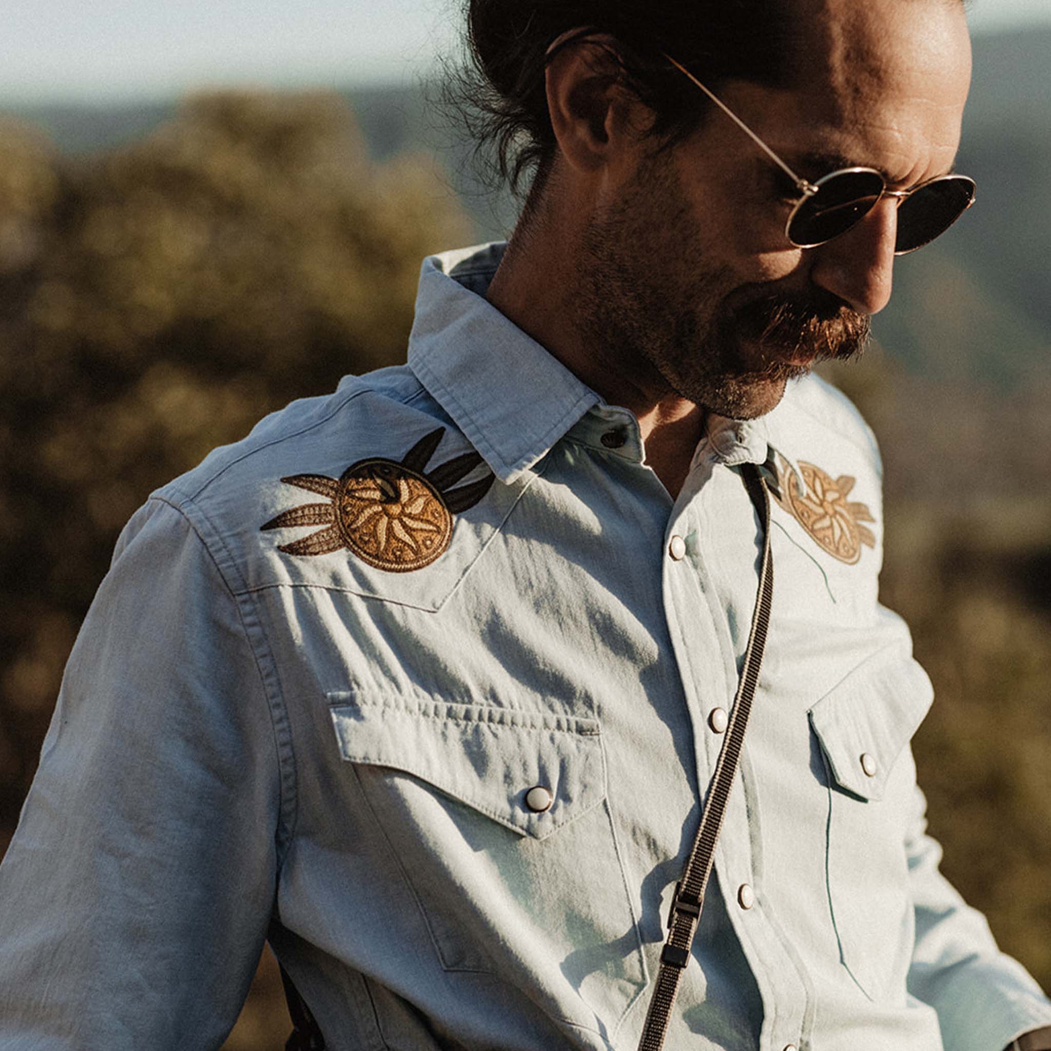 Chemise western brodée en lisière délavée