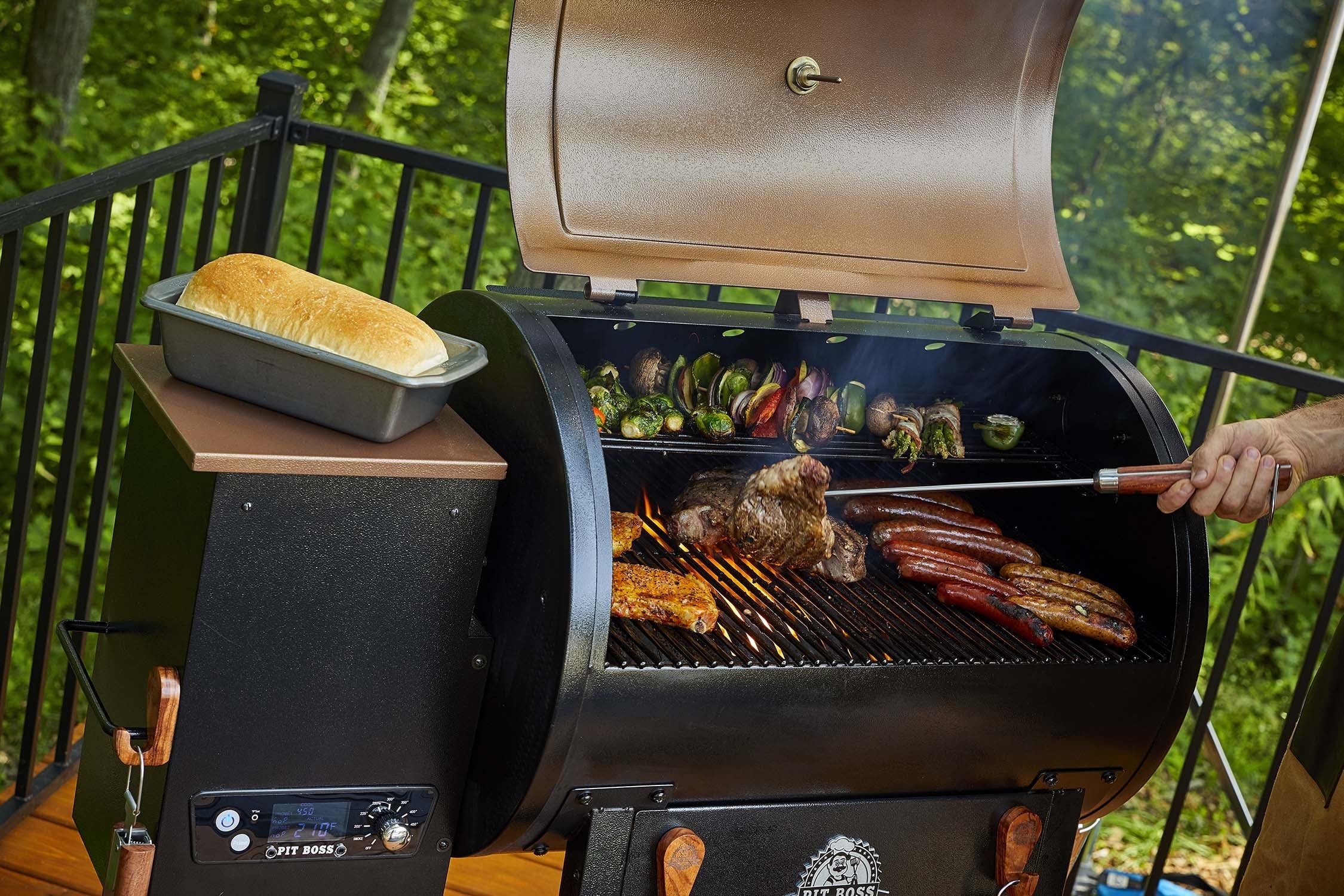 700 Classic Wood Fired Pellet Grill with Flamebroiler - Image 8