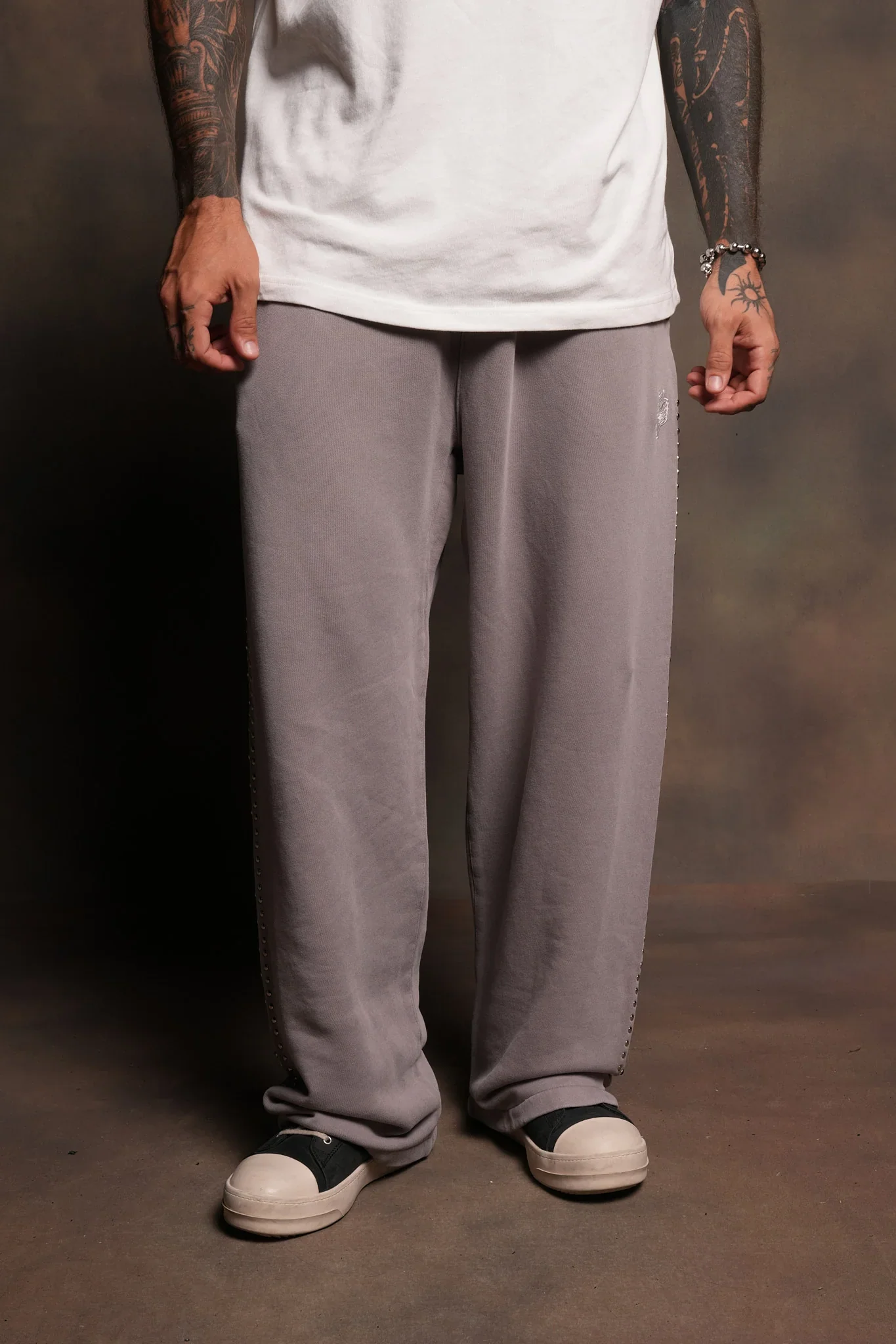Stud Muerto Baggier Bigelow Sweat Pants In Pale Gray