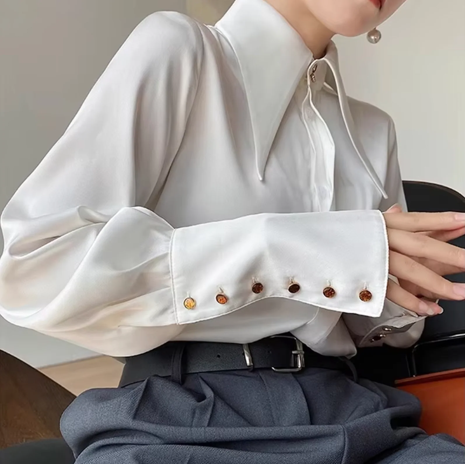 Chemisier en satin uni pour femmes avec col moderne et poignets à boutons