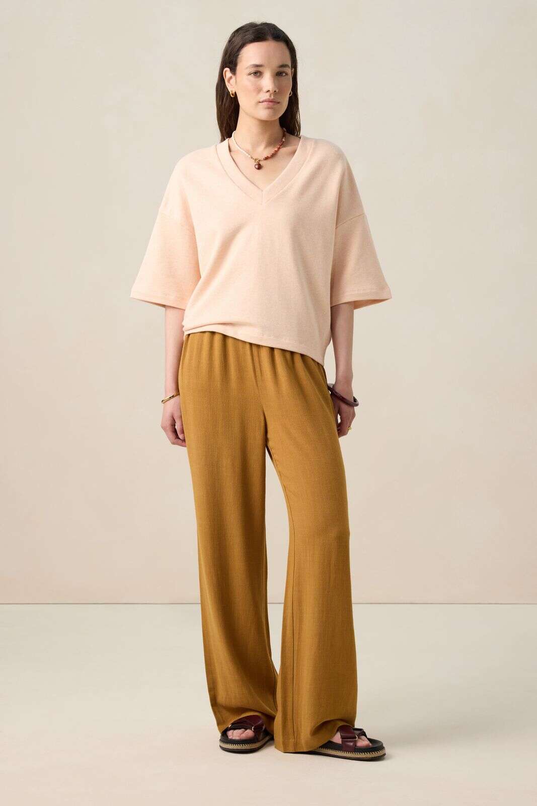 Lichtroze sweater met V-hals