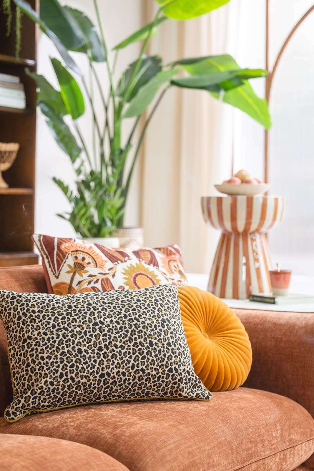 Bruin jacquard kussen met leopard print