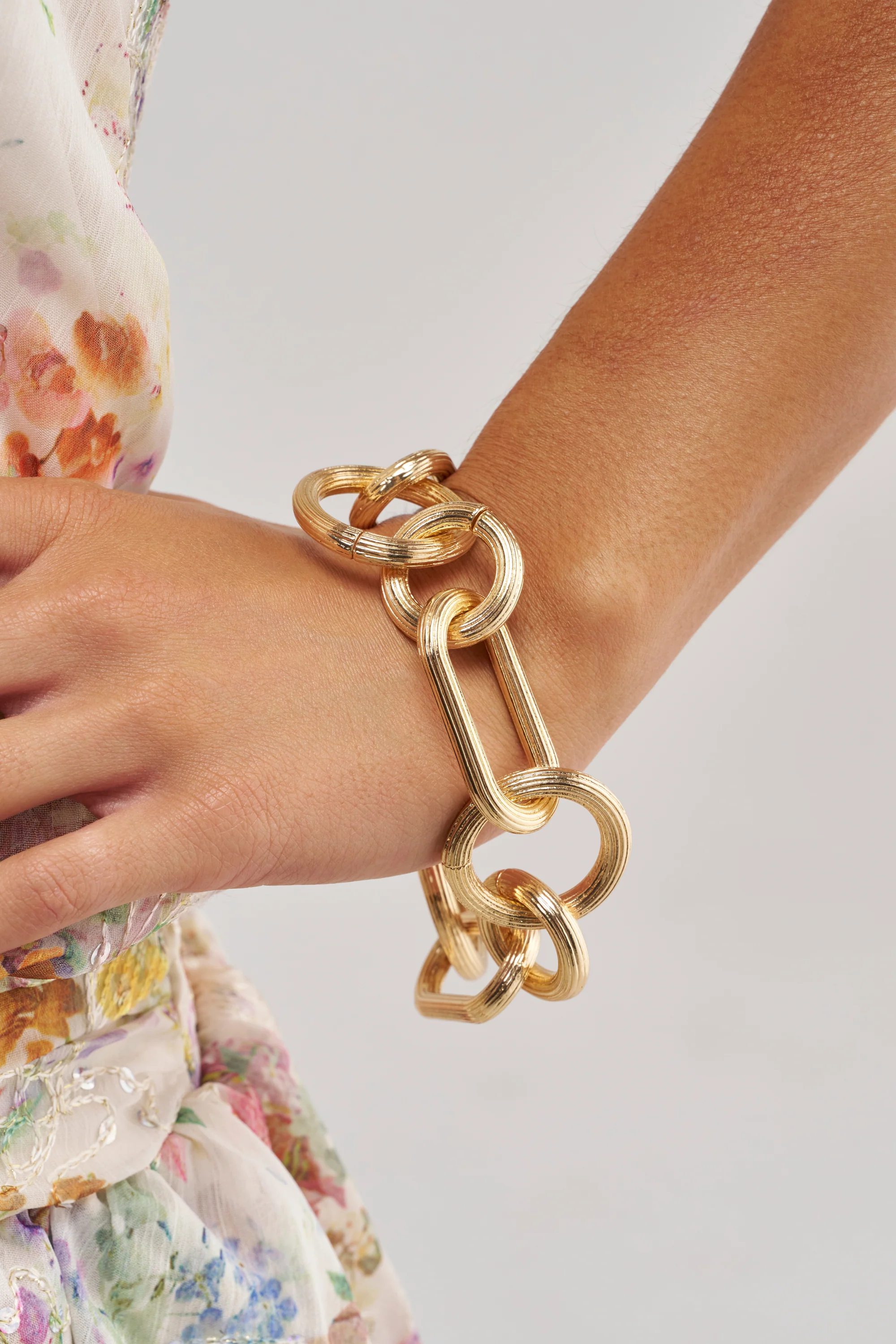 CAN'T BEAT MY OUTFIT CHAIN BRACELET IN GOLD - Akira Store