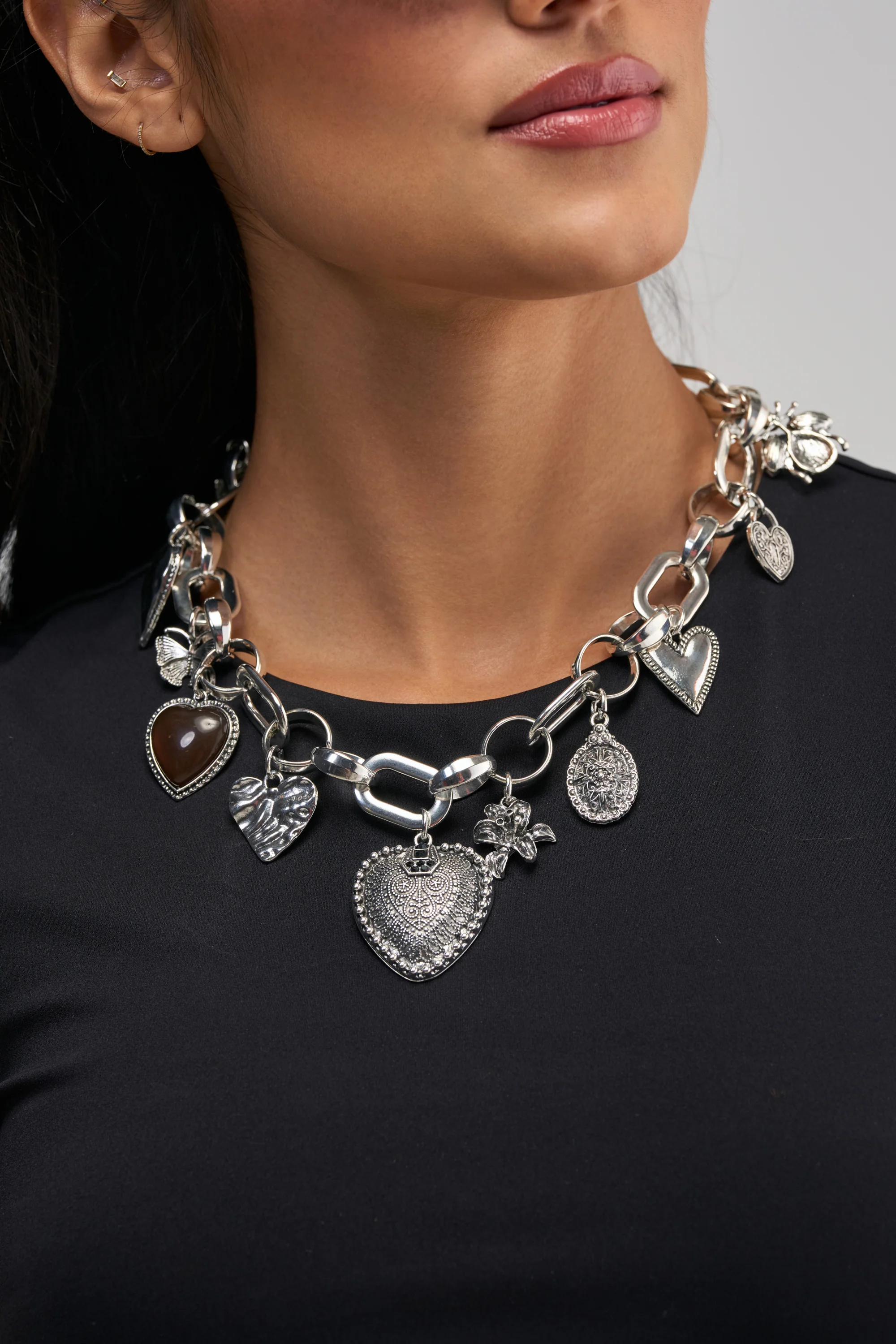 SUCH A CHARMER CHOKER NECKLACE - Akira Store