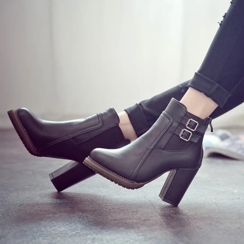 Sophie Paris I Bottines à Talon Robuste avec Boucle Décorative