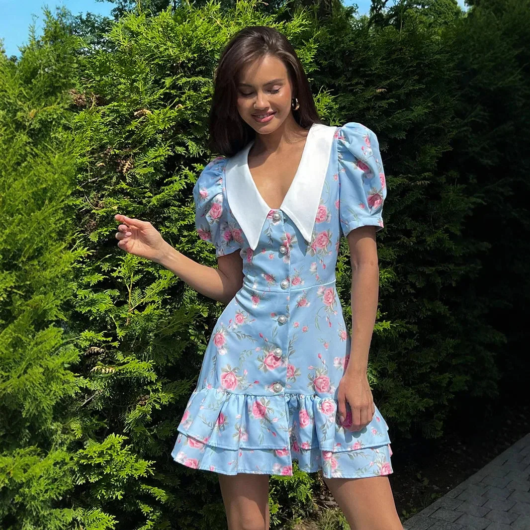 Robe courte à volants avec manches bouffantes