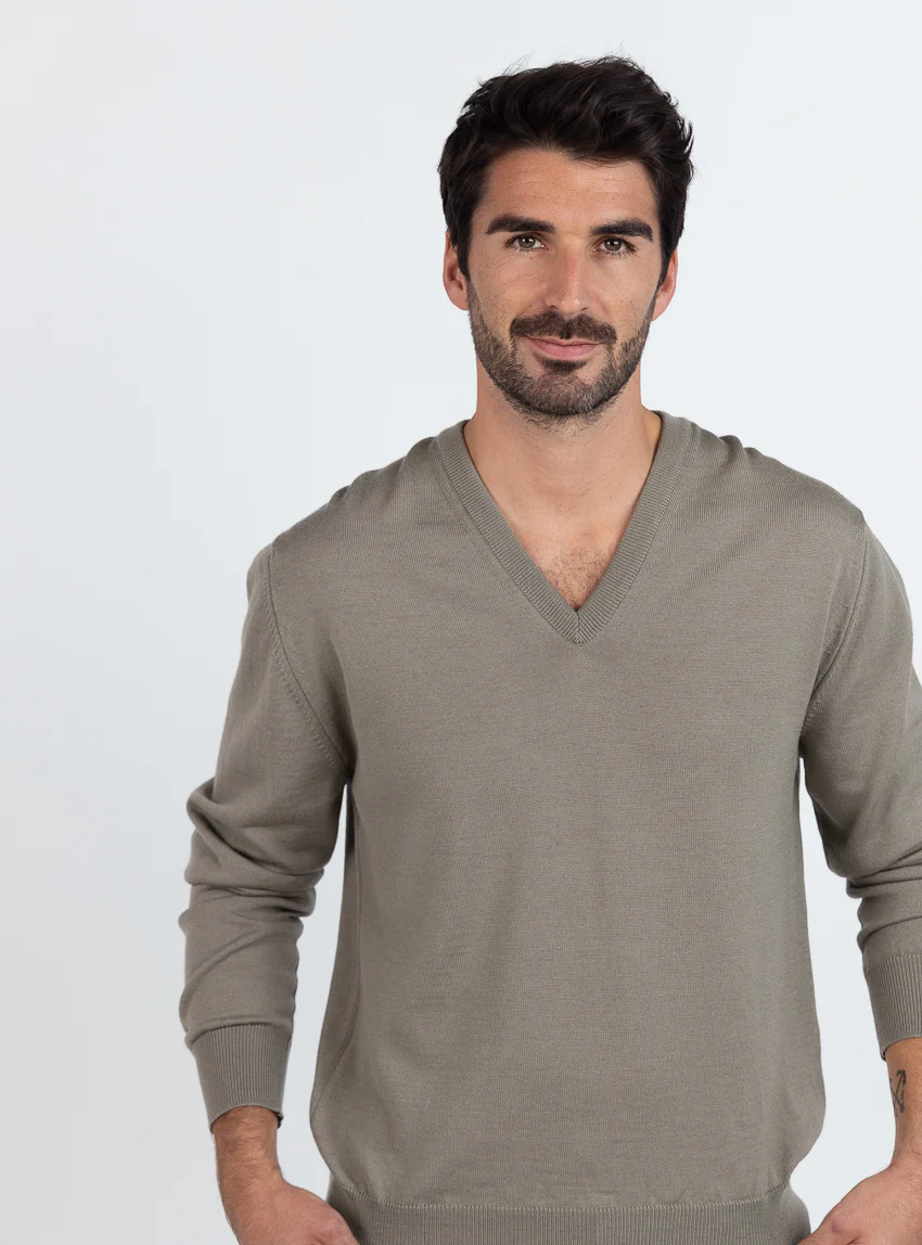 Pull homme col V 100% mérinos vert olive