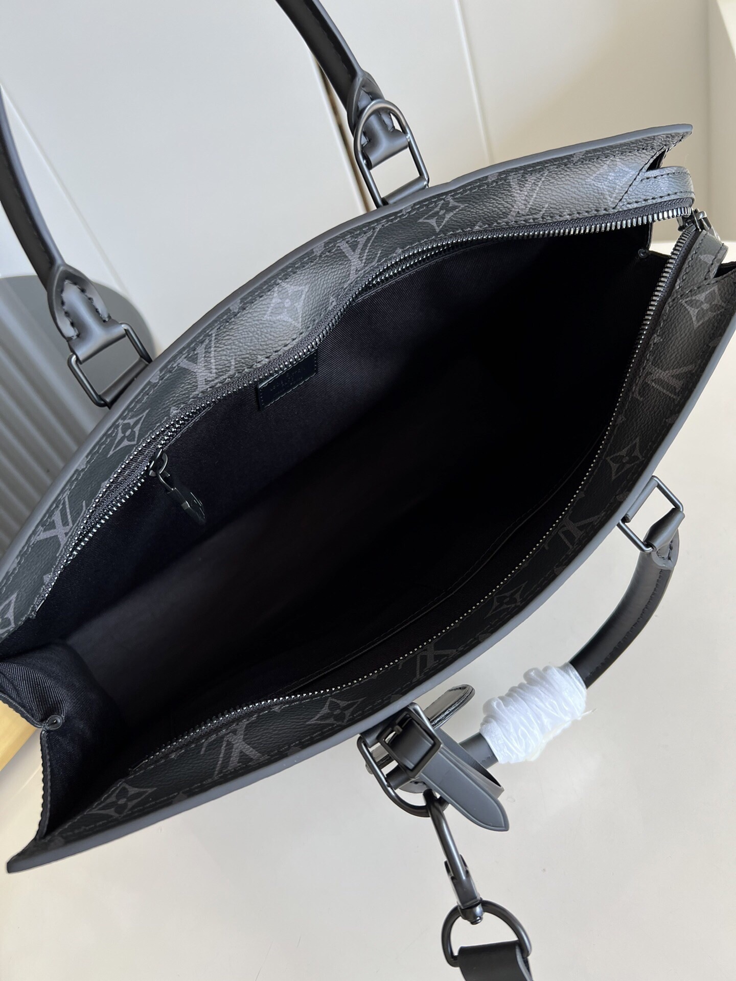 Louis Sac Plat Horizontal Zipp?? size: 39x30x7CM
