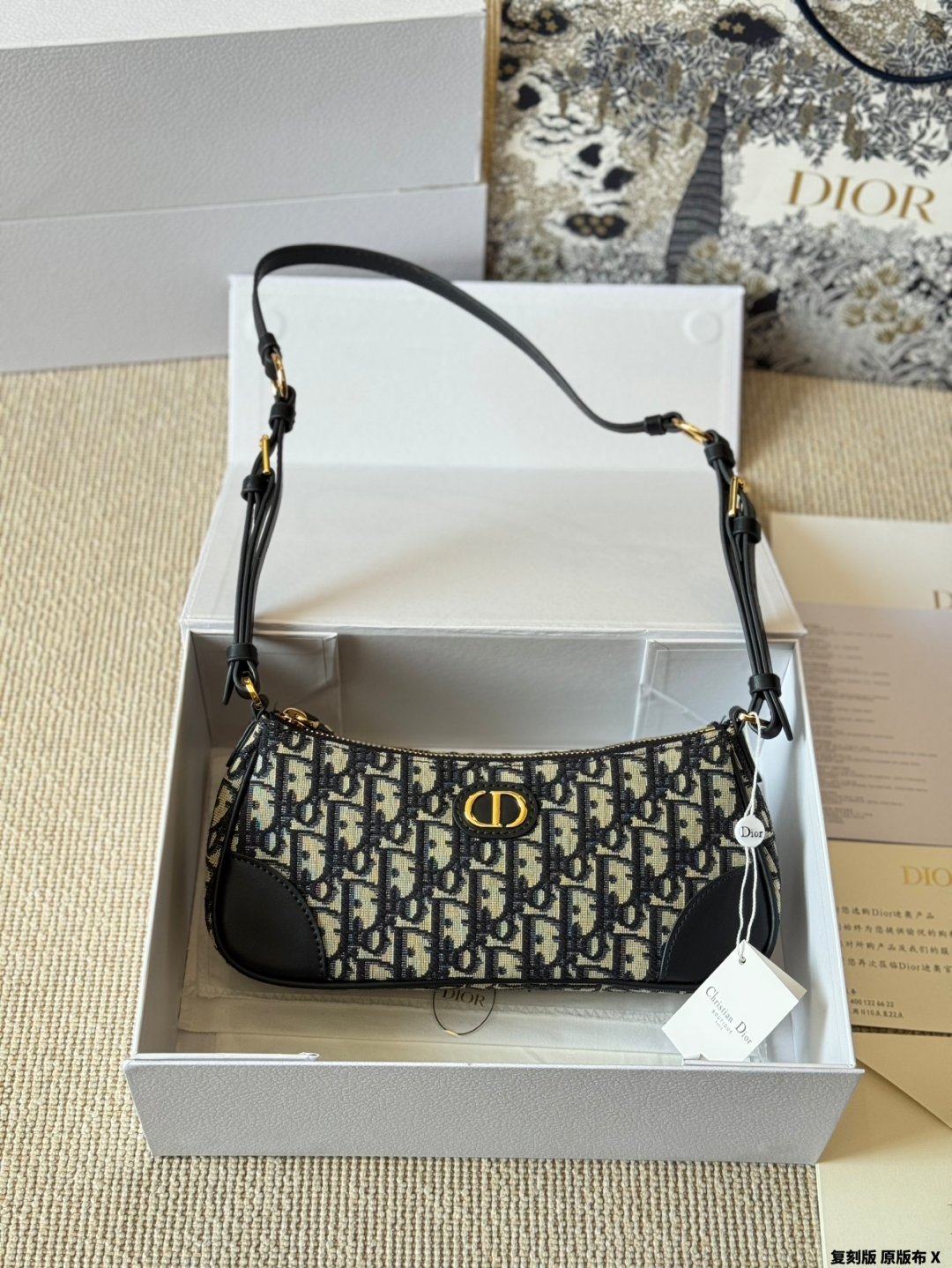 D new arrival Wanderlust hobo bag size: 26 cm