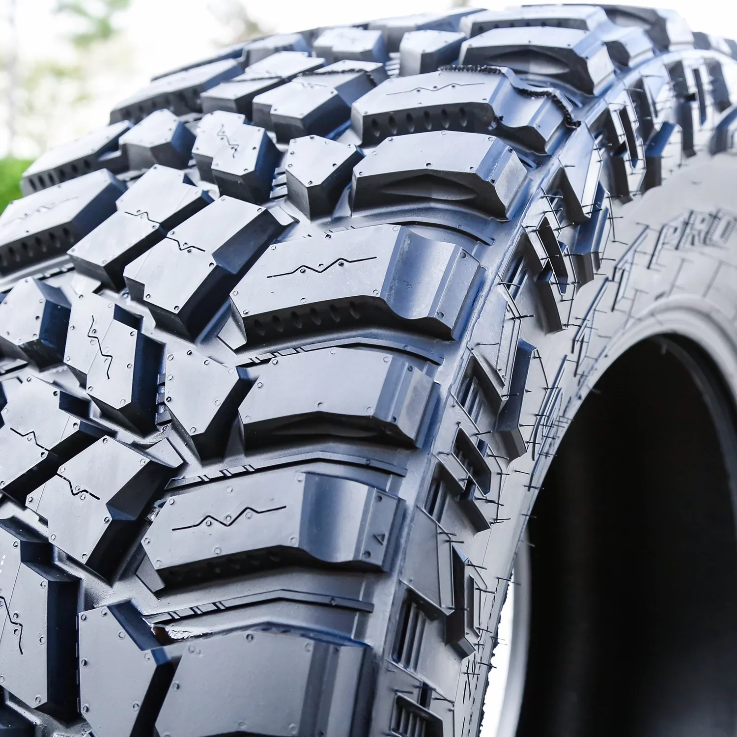 Une paire de 2 (deux) modèles de pneus tout-terrain STT Professional LT 35X12.50R20 121Q E (10 couches) (pneus tout-terrain de type MT/M/T)