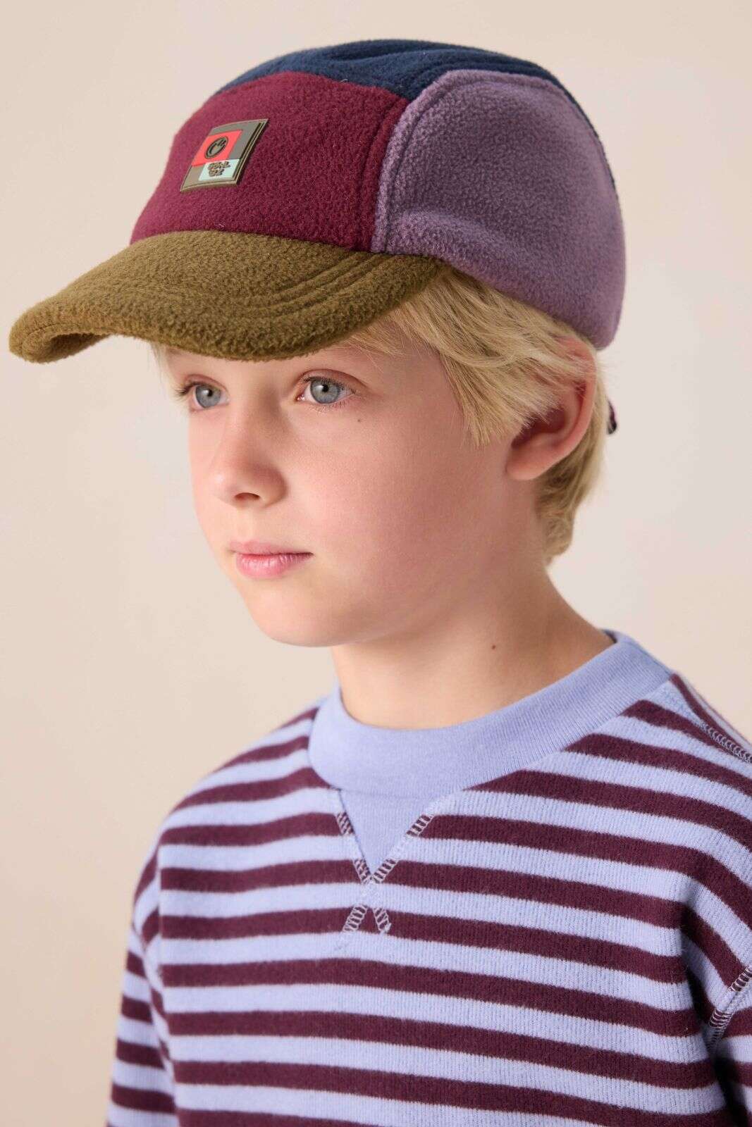 Donkerrode colourblock pet met patch