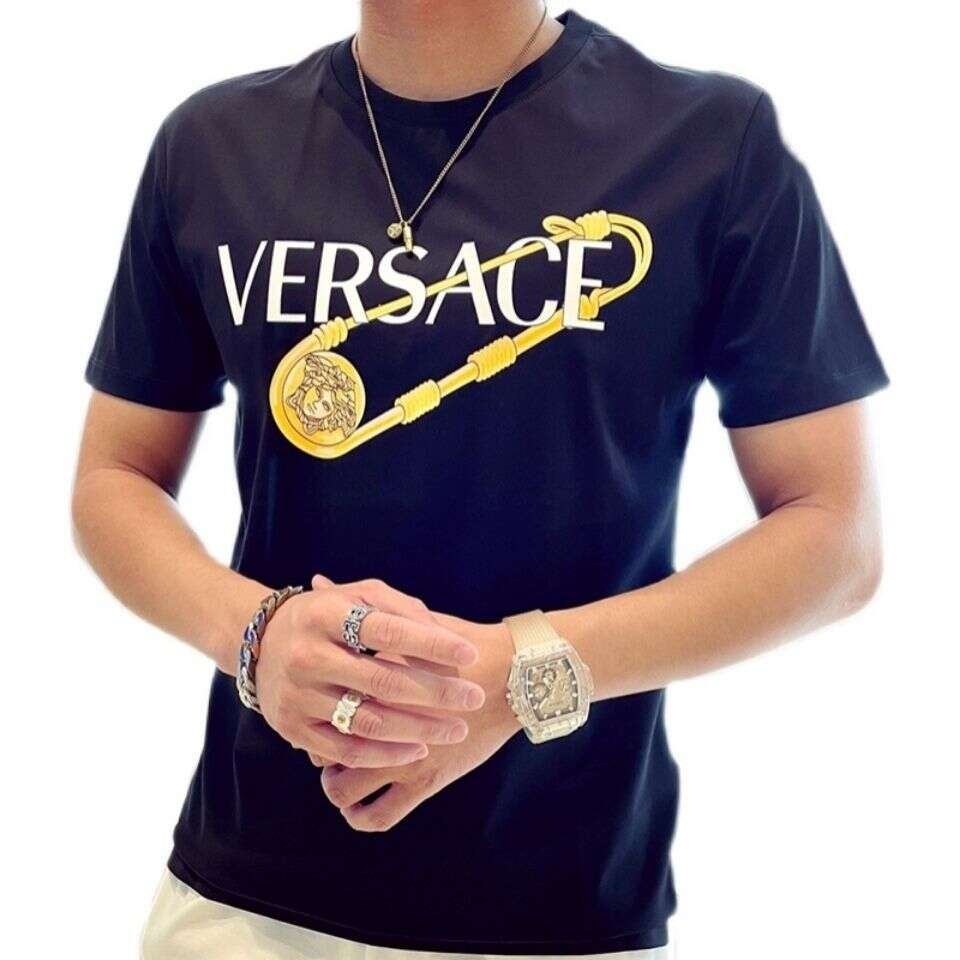 【VERSACE】男女兼用、ご好評に付き再入荷！Tシャツ
