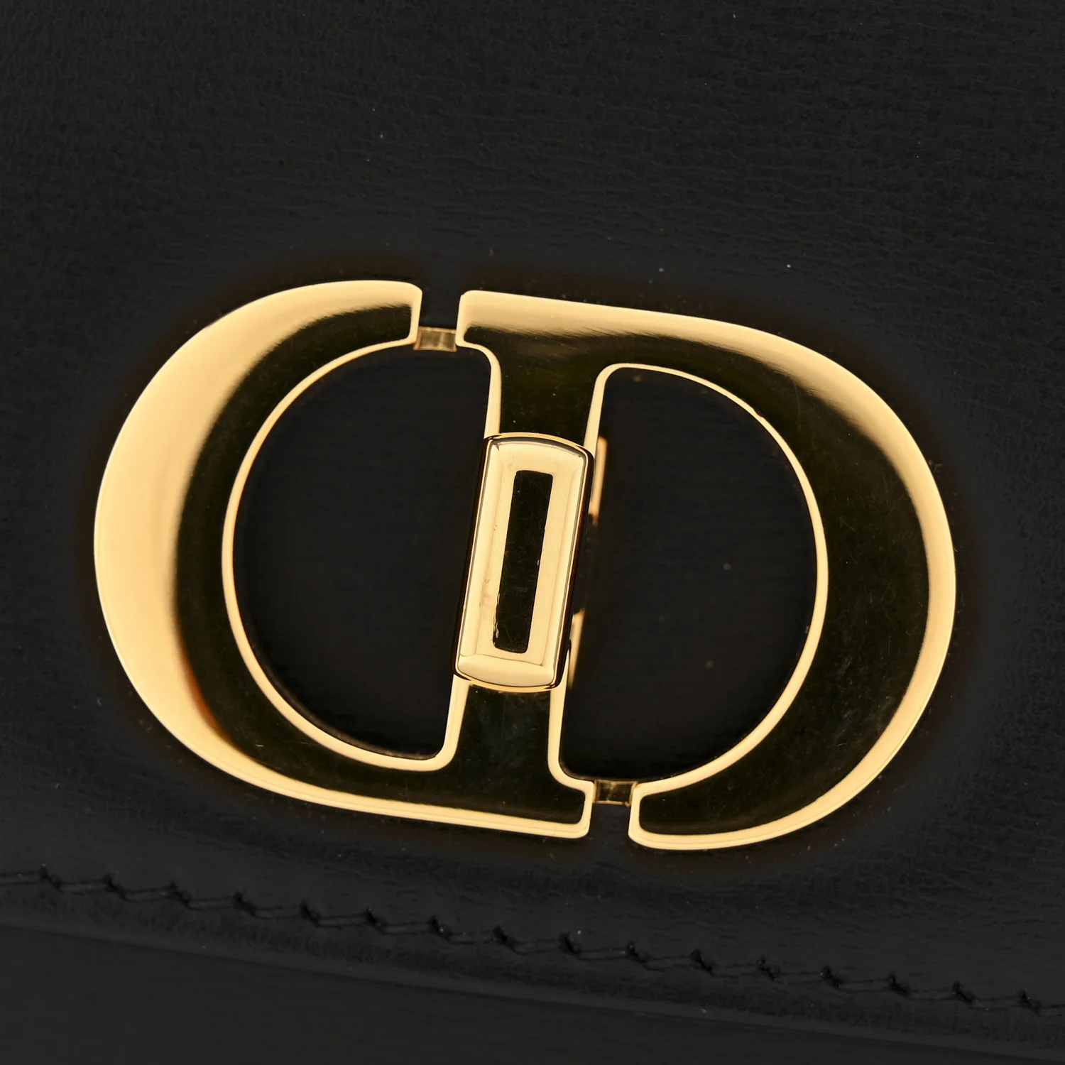 Box Calfskin 30 Montaigne Avenue Pouch Black