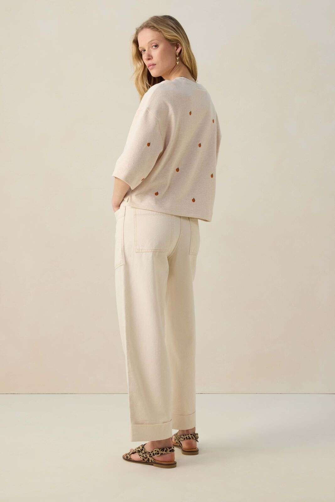 Beige sweater met embroidery