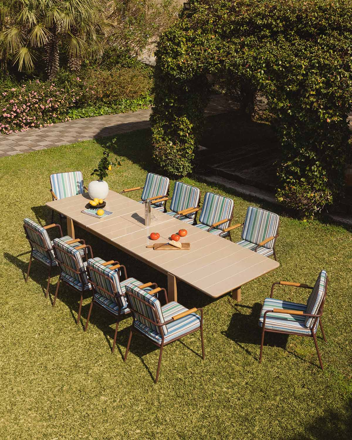 Set Ubel - Edimbra - Set de Mesa Extensible Rectangular de Madera (225-330x100 cm) Ubel y 10 Sillas con Reposabrazos de Metal Edimbra de Exterior