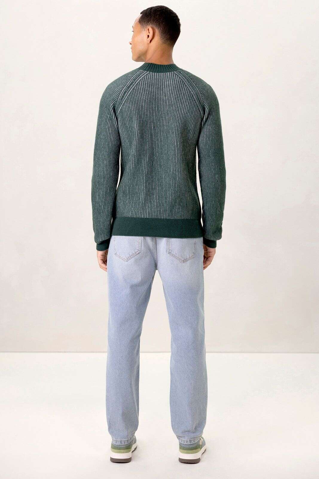 Donkergroene wollen trui met geribd patroon